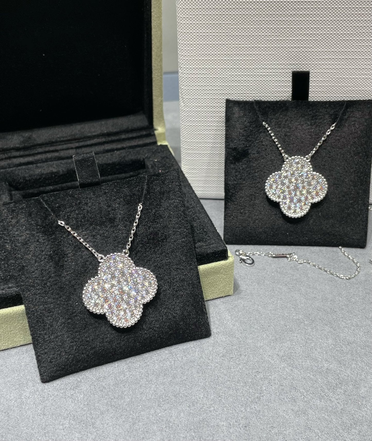 [AuraEcho Jewelry]CLOVER 25MM LARGE PENDANT DIAMOND PAVED SILVER NECKLACE