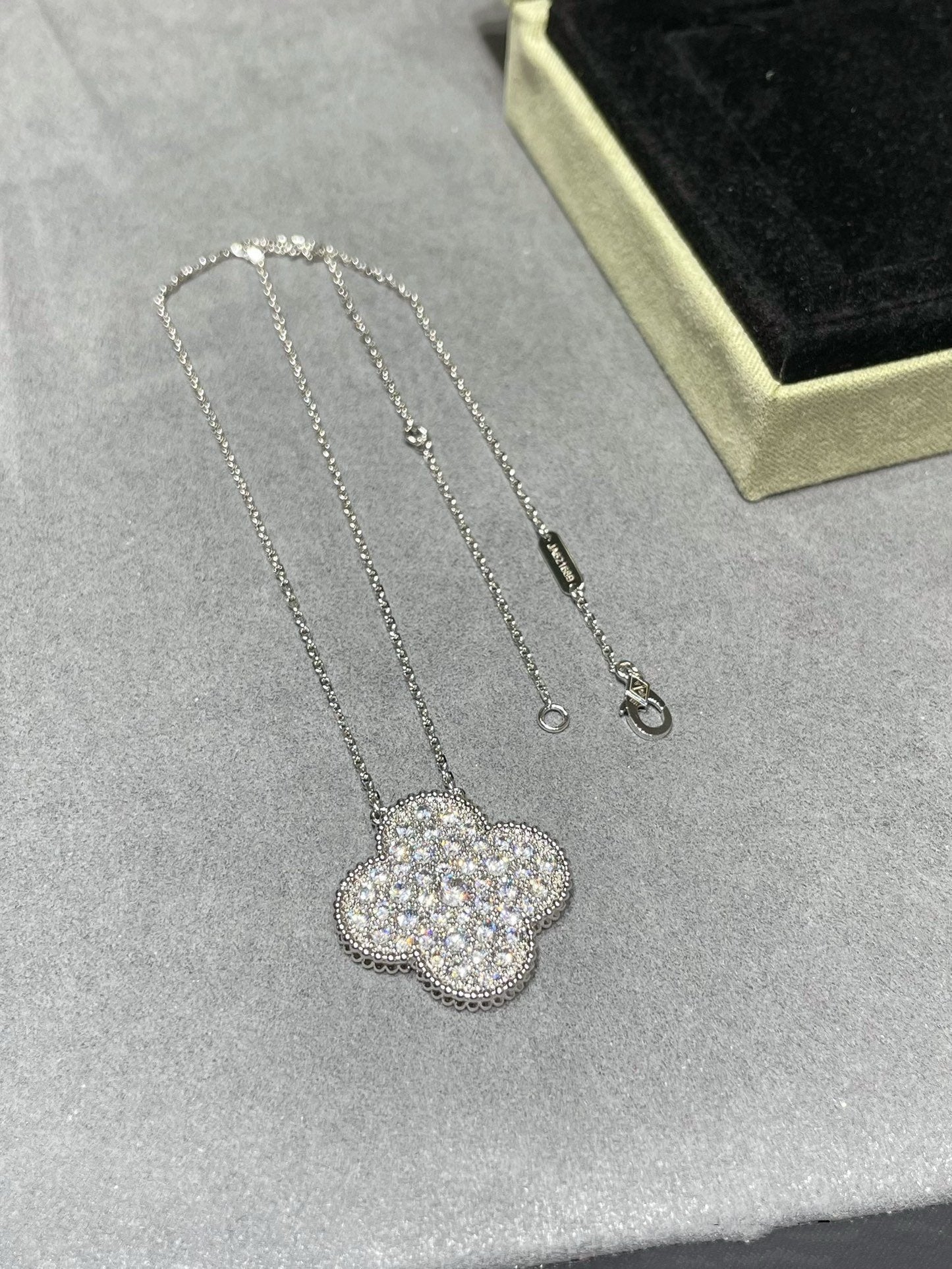 [AuraEcho Jewelry]CLOVER 25MM LARGE PENDANT DIAMOND PAVED SILVER NECKLACE