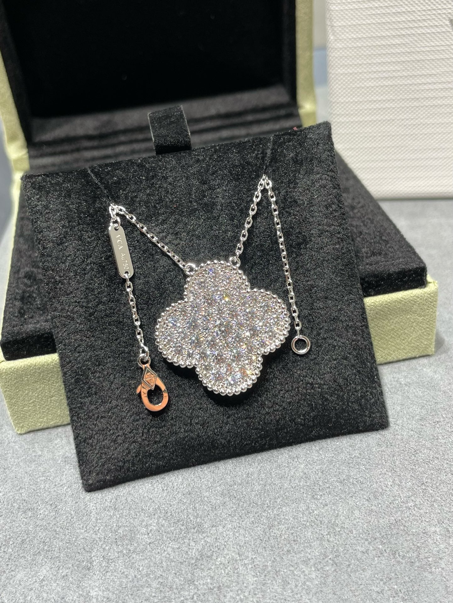 [AuraEcho Jewelry]CLOVER 25MM LARGE PENDANT DIAMOND PAVED SILVER NECKLACE