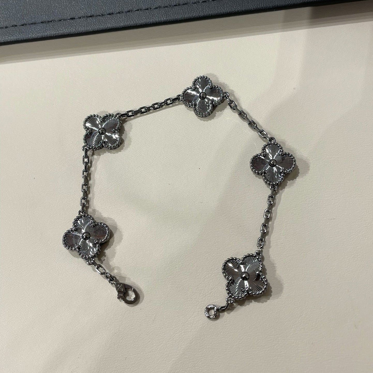 [AuraEcho Jewelry]CLOVER 5 MOTIF BLACK BRACELET