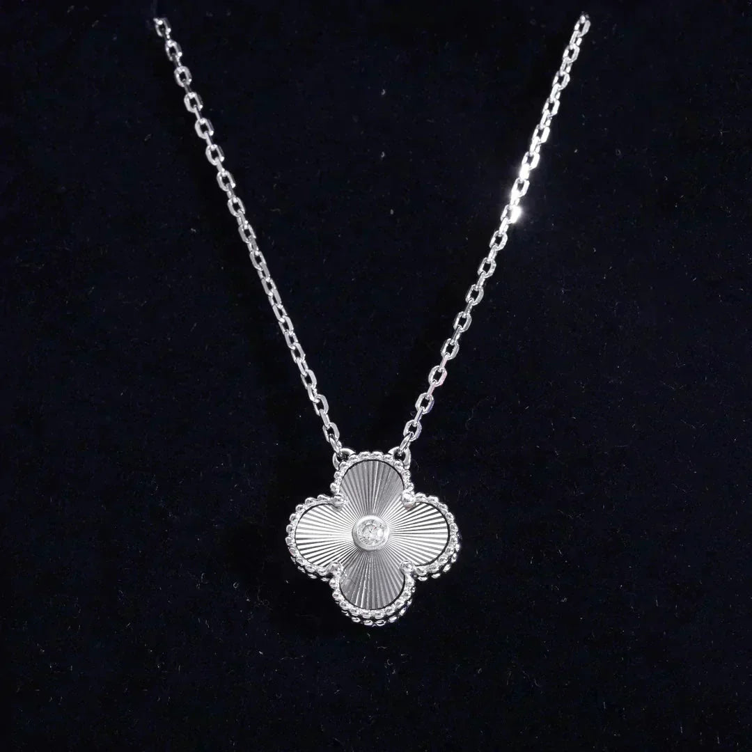 [AuraEcho Jewelry]CLOVER  15MM DIAMOND LASER NECKLACE SILVER