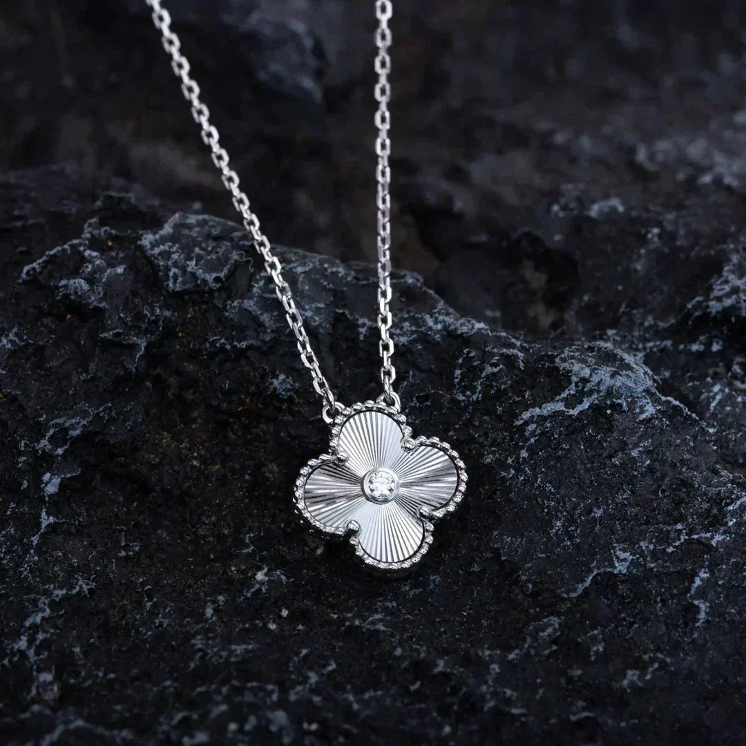 [AuraEcho Jewelry]CLOVER  15MM DIAMOND LASER NECKLACE SILVER
