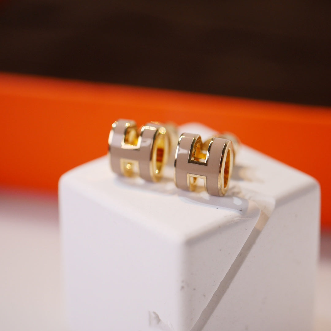 [AuraEcho Jewelry]MINI POP H GOLD EARRINGS GREY