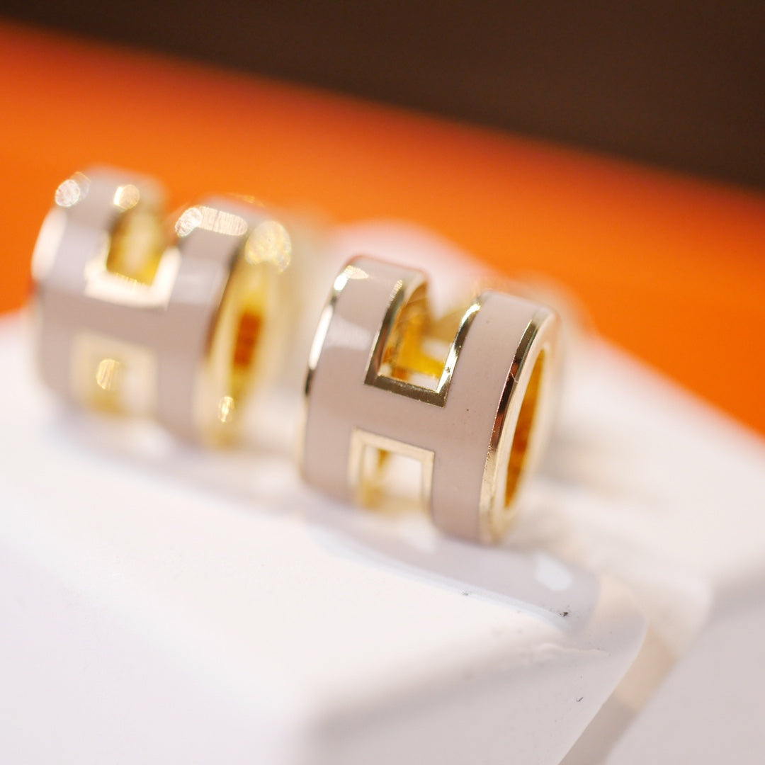 [AuraEcho Jewelry]MINI POP H GOLD EARRINGS GREY