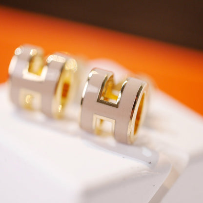 [AuraEcho Jewelry]MINI POP H GOLD EARRINGS GREY