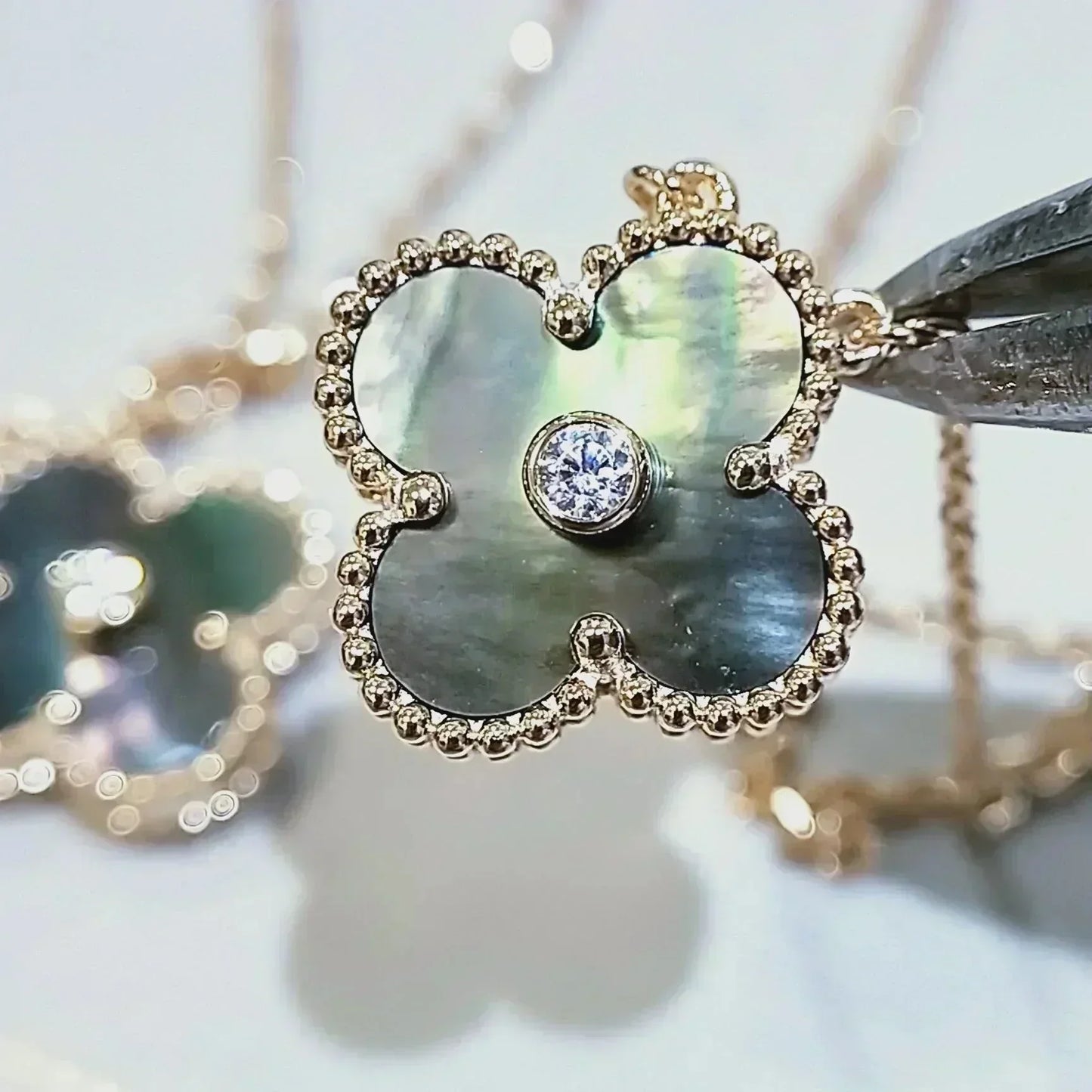 [AuraEcho Jewelry]CLOVER 15MM DIAMOND AND MOTHER-OF-GREY NECKLACE