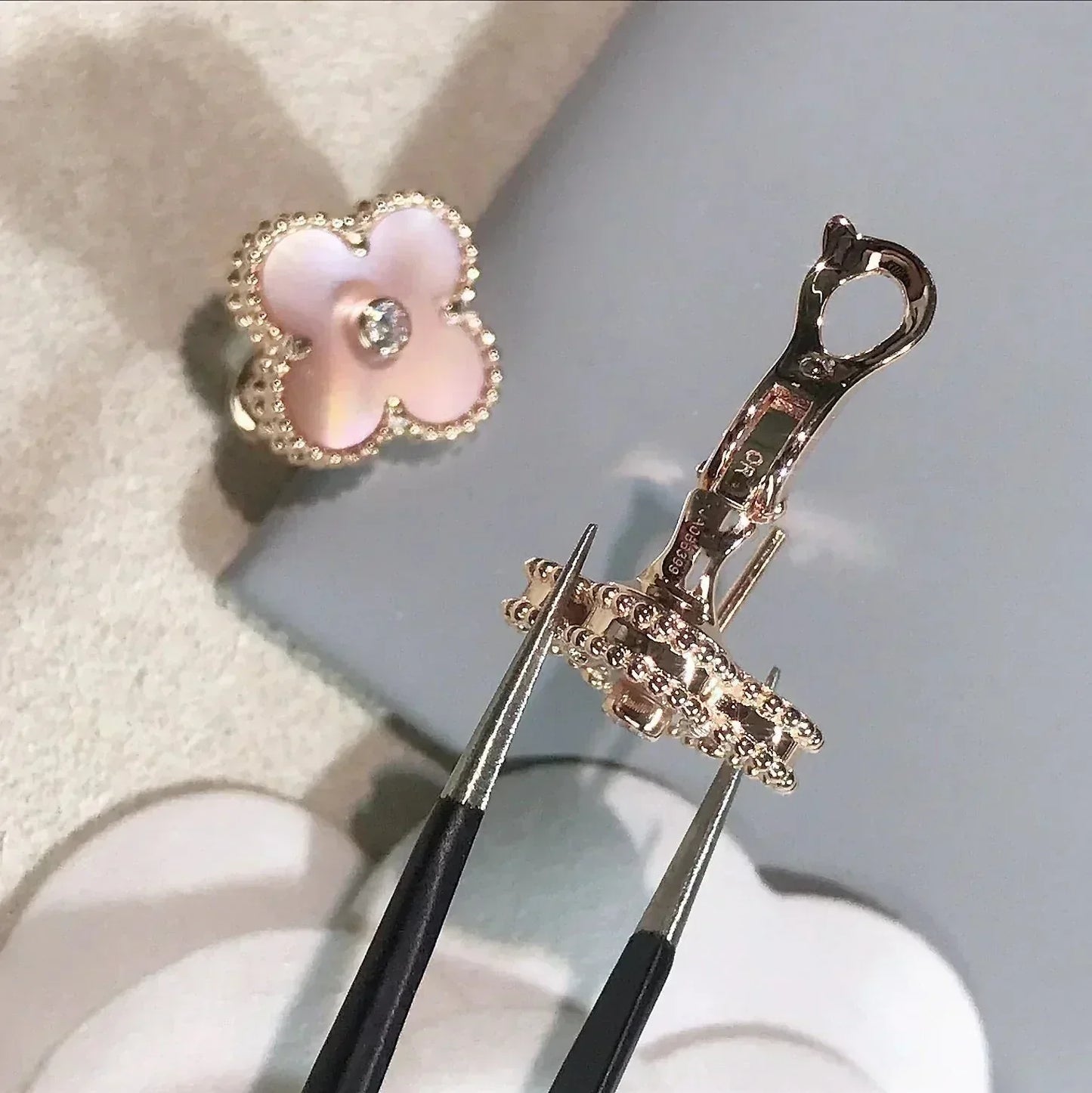 [AuraEcho Jewelry]CLOVER MEDIUM 1 MOTIFS  PINK MOP DIAMOND EARRINGS
