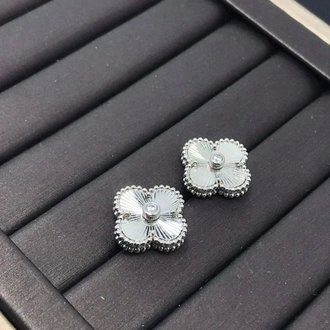 [AuraEcho Jewelry]CLOVER MINI 9.5MM LASER EARRINGS