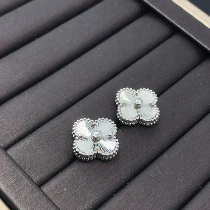 [AuraEcho Jewelry]CLOVER MINI 9.5MM LASER EARRINGS