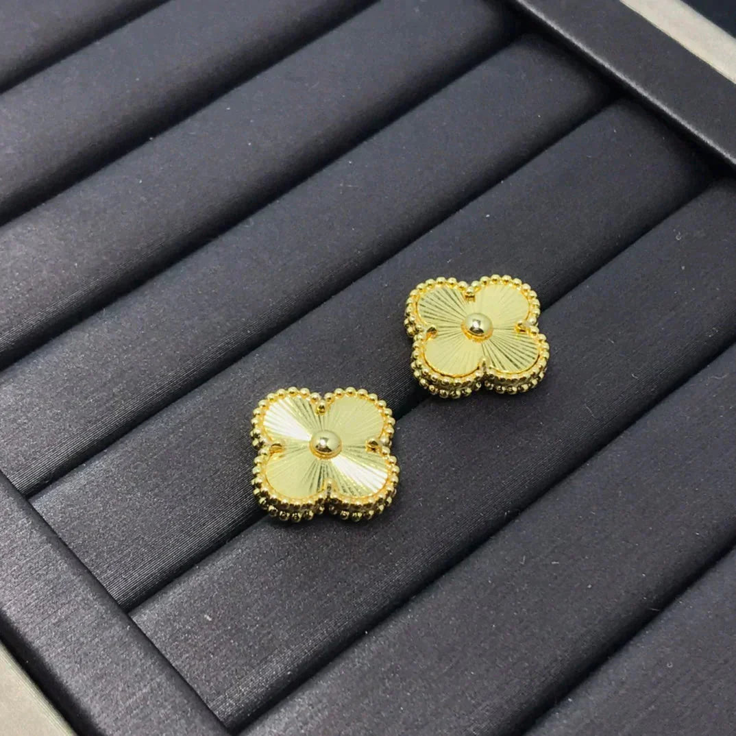 [AuraEcho Jewelry]CLOVER MINI 9.5MM LASER EARRINGS