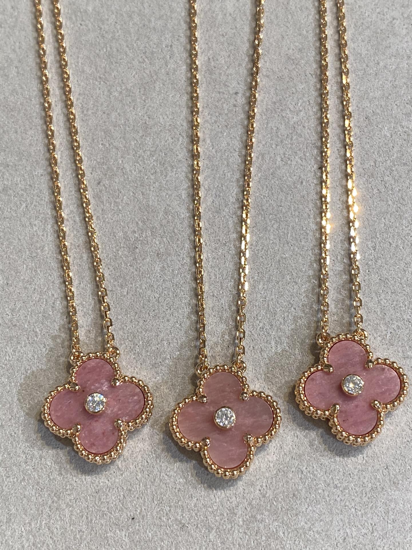 [AuraEcho Jewelry]CLOVER 15MM DIAMOND RHODONITE NECKLACE