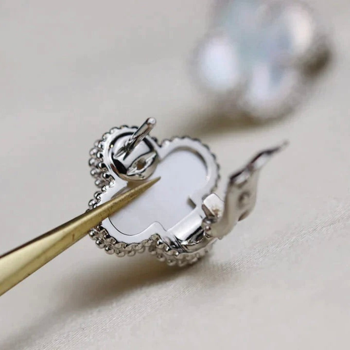 [AuraEcho Jewelry]CLOVER MEDIUM 1 MOTIFS  WHITE MOP EARRINGS SILVER