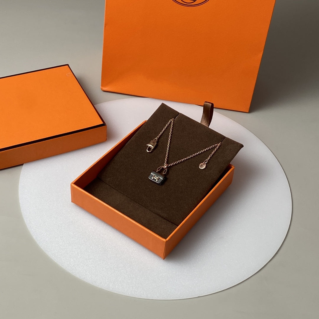 [AuraEcho Jewelry]CONSTANCE BLACK PEDANT PINK GOLD NECKLACE