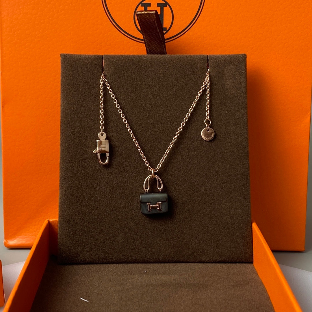 [AuraEcho Jewelry]CONSTANCE BLACK PEDANT PINK GOLD NECKLACE