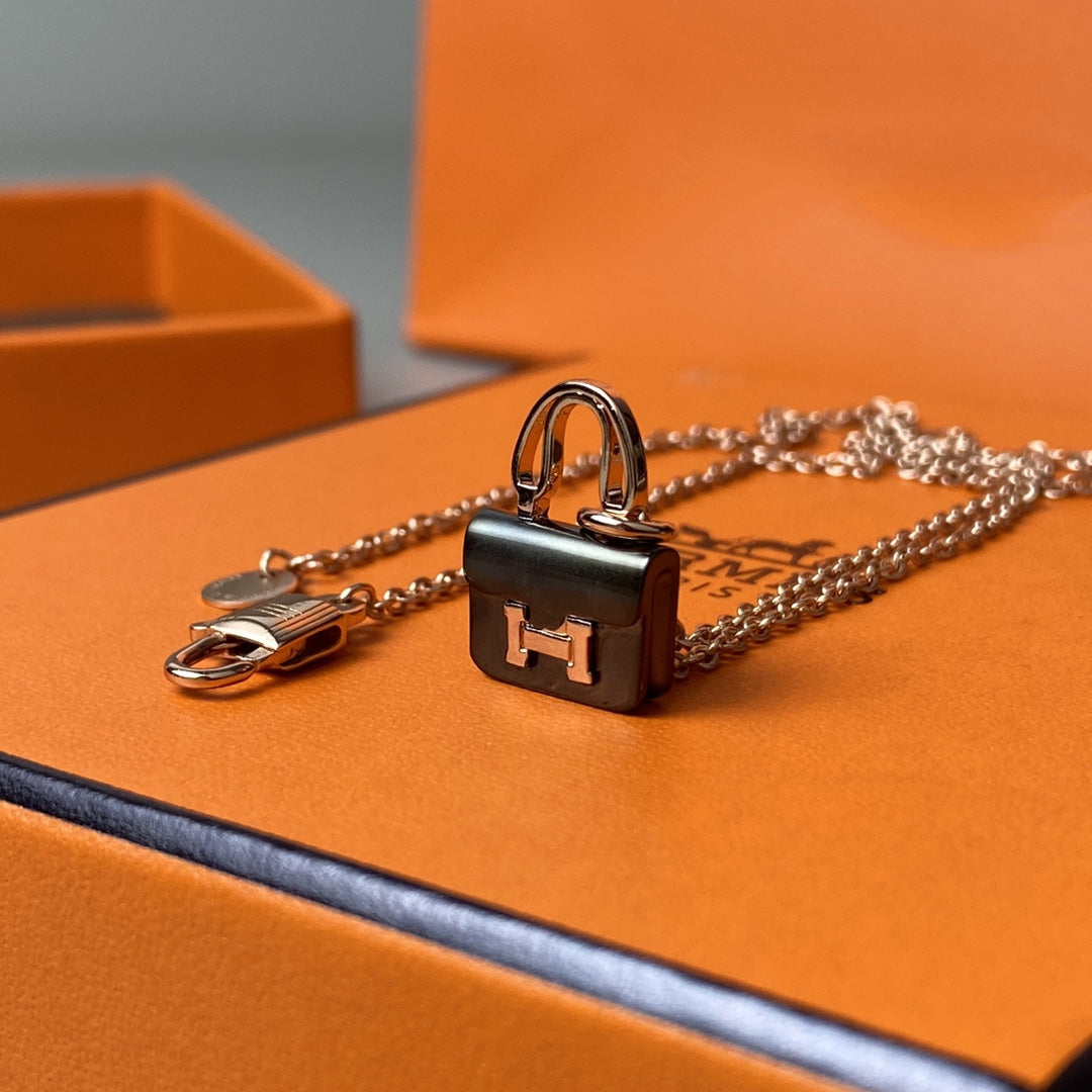[AuraEcho Jewelry]CONSTANCE BLACK PEDANT PINK GOLD NECKLACE