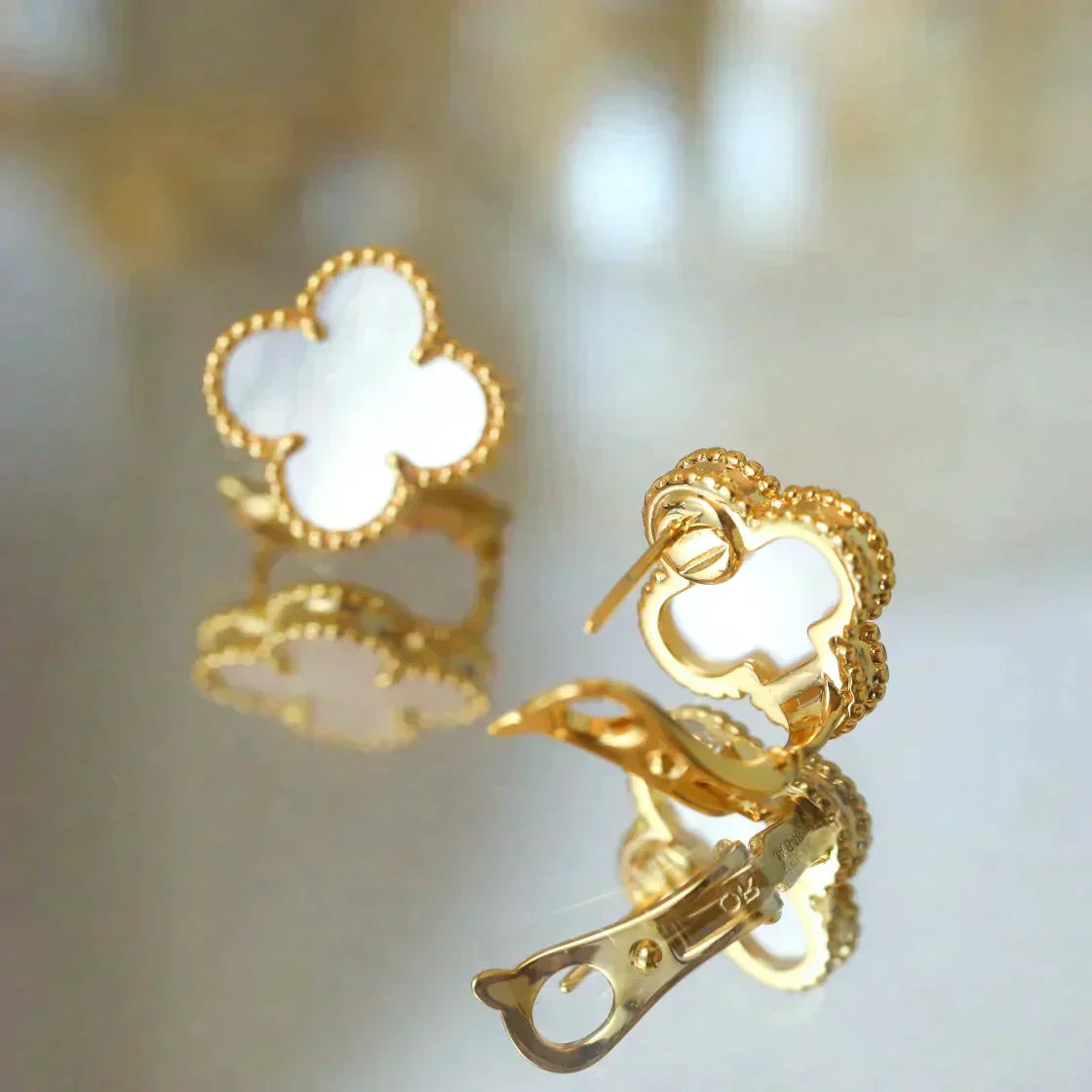 [AuraEcho Jewelry]CLOVER MEDIUM 1 MOTIFS  WHITE MOP STUD EARRINGS