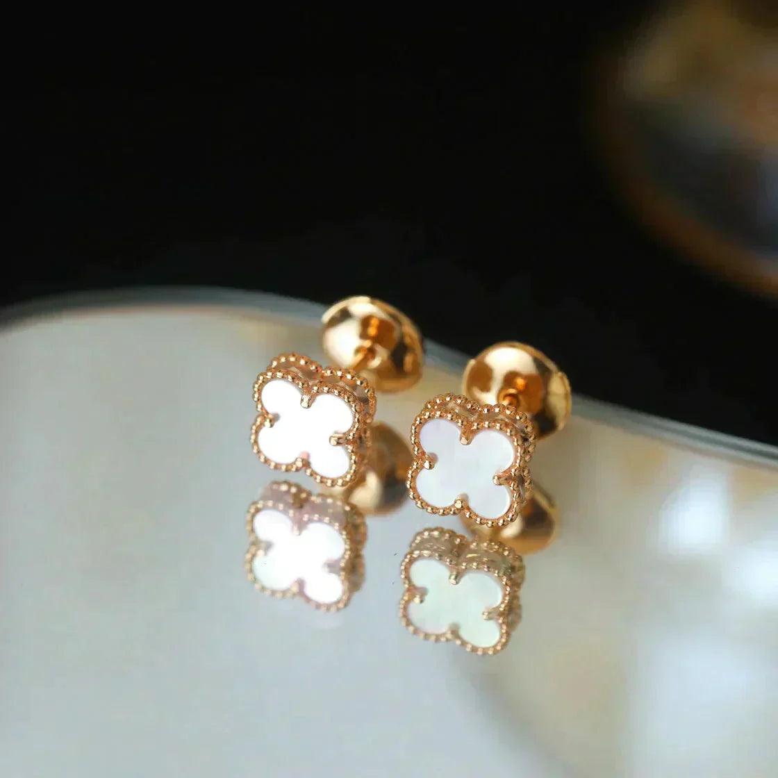 [AuraEcho Jewelry]CLOVER MINI 9.5MM WHITE MOP EARRINGS