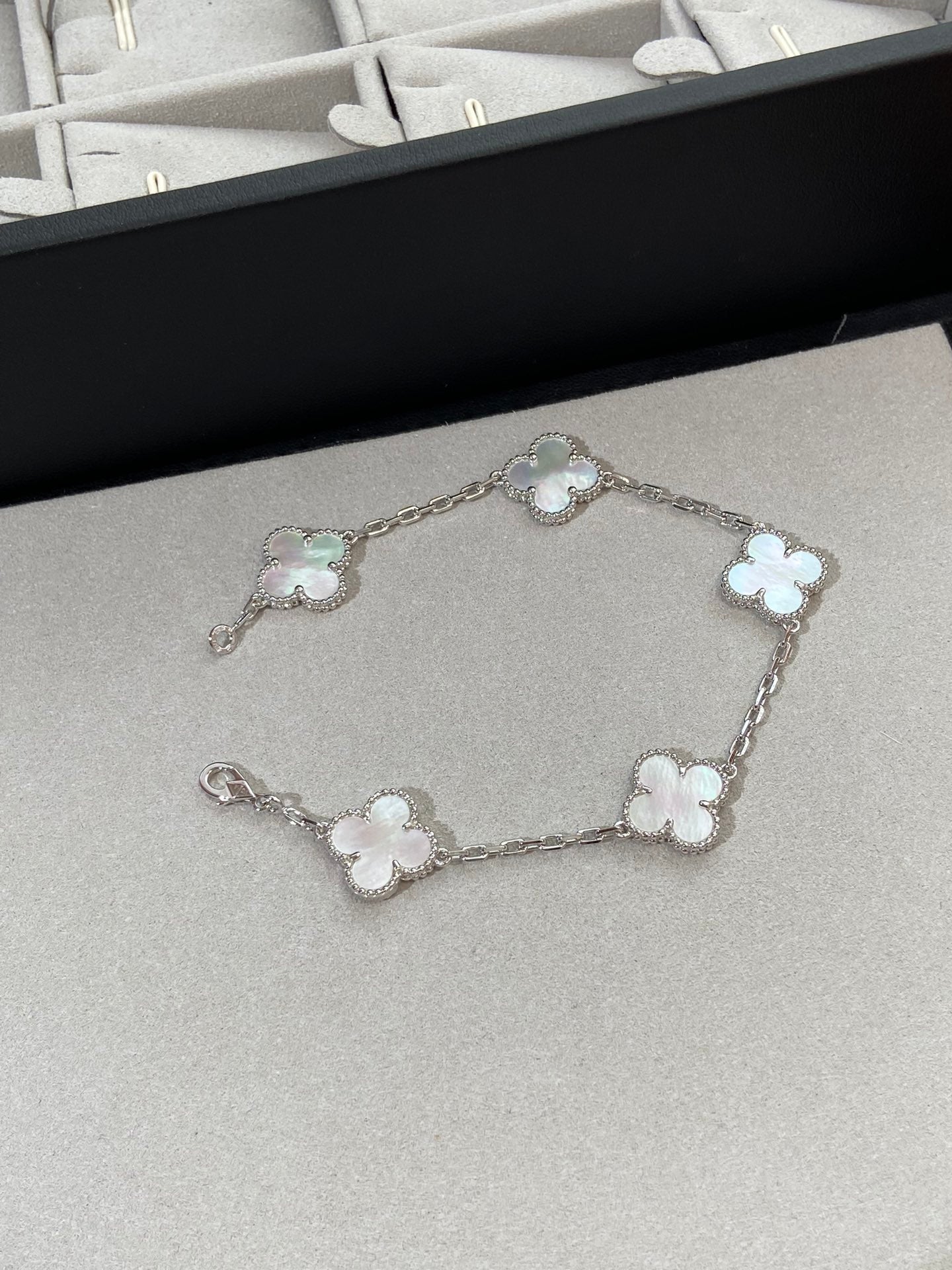 [AuraEcho Jewelry]CLOVER SILVER MOP 5 MOTIF BRACELET
