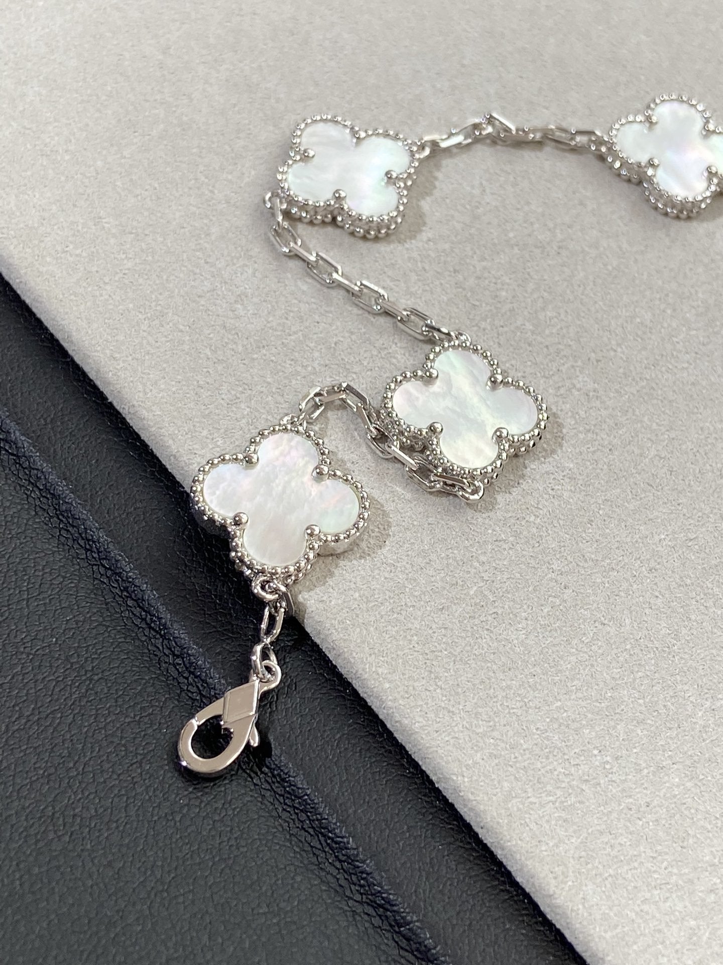 [AuraEcho Jewelry]CLOVER SILVER MOP 5 MOTIF BRACELET