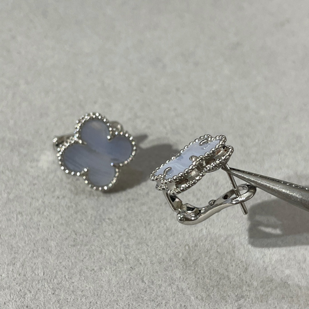 [AuraEcho Jewelry]CLOVER CHALCEDONY SILVER STUD EARRINGS