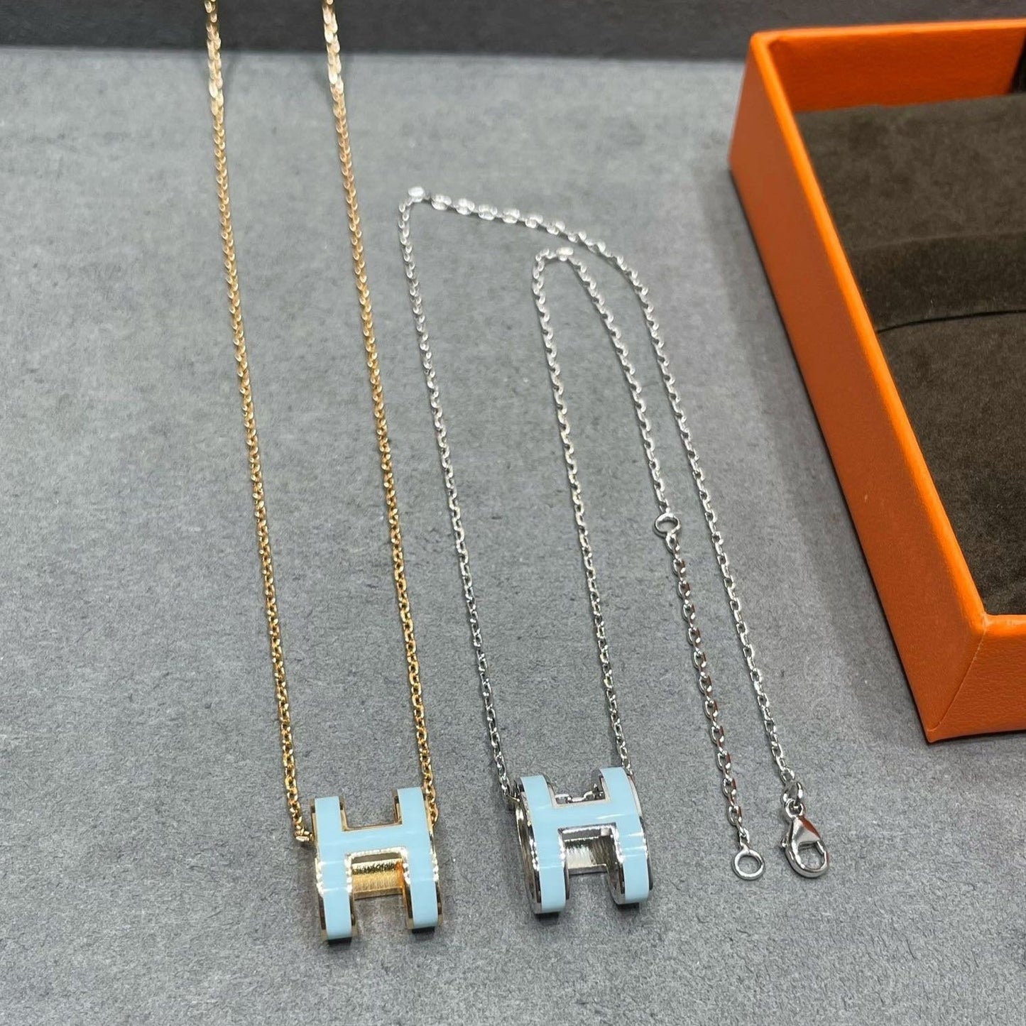 [AuraEcho Jewelry]POP H SKY BLUE NECKLACE