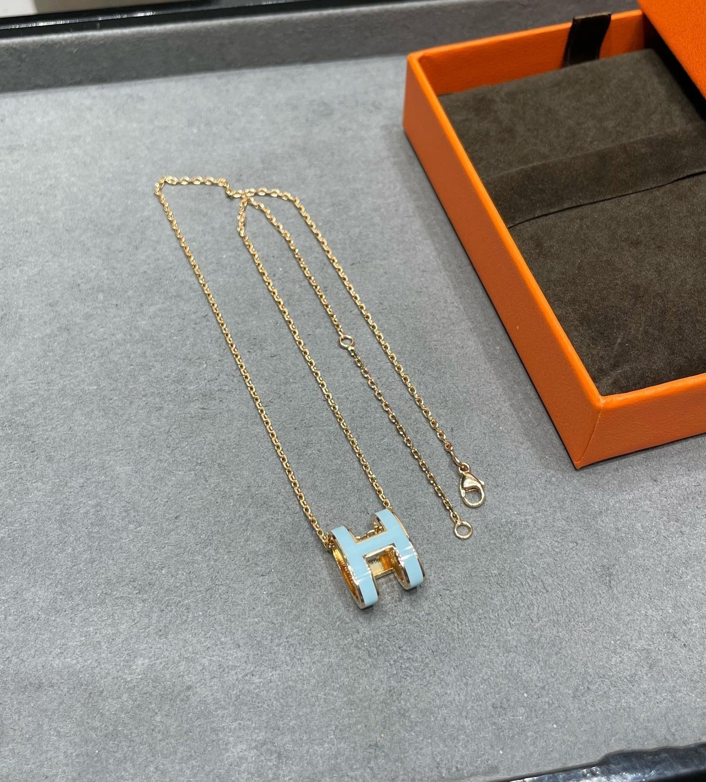 [AuraEcho Jewelry]POP H SKY BLUE NECKLACE