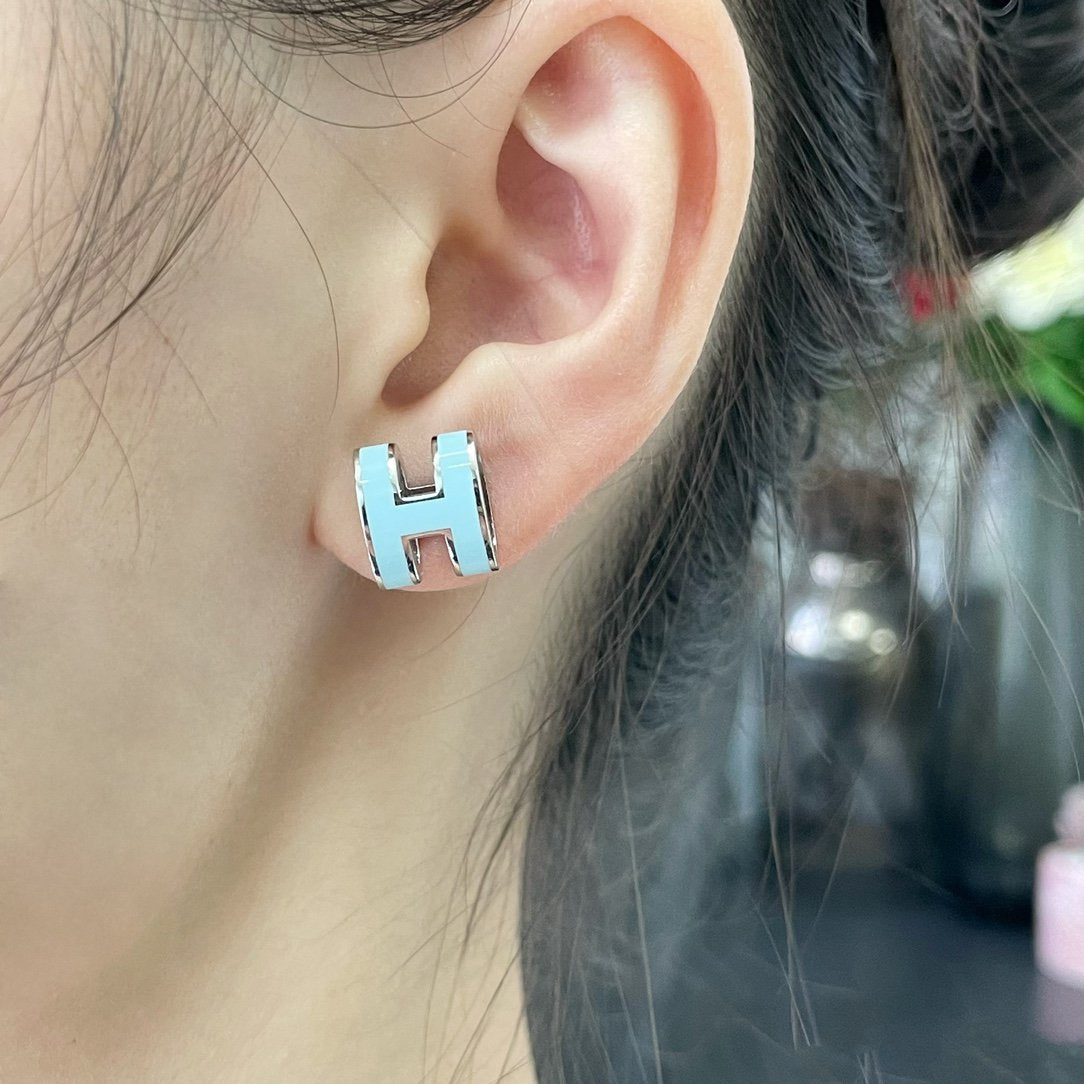 [AuraEcho Jewelry]POP H SKY BLUE STUD EARRINGS