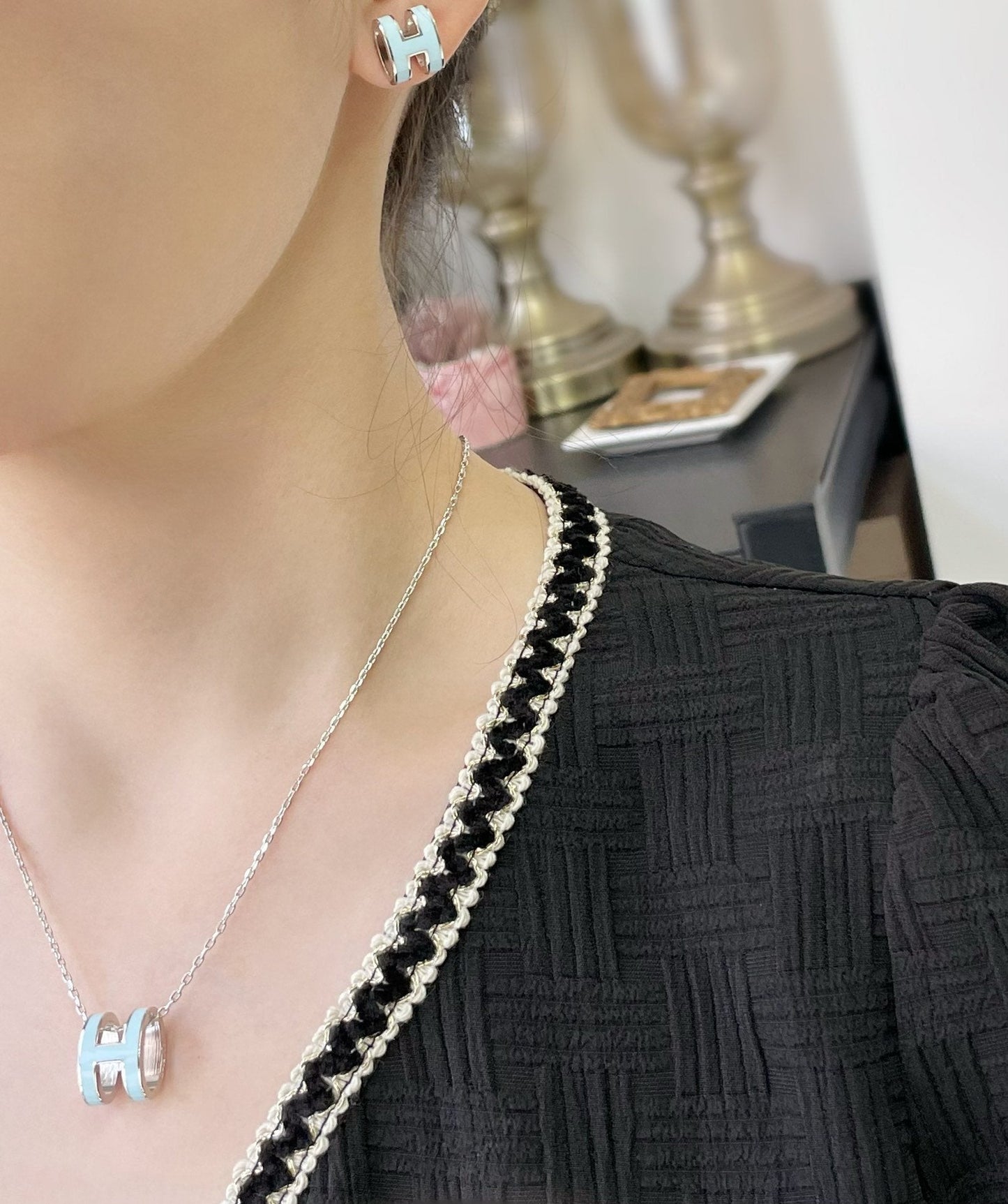 [AuraEcho Jewelry]POP H SKY BLUE STUD EARRINGS