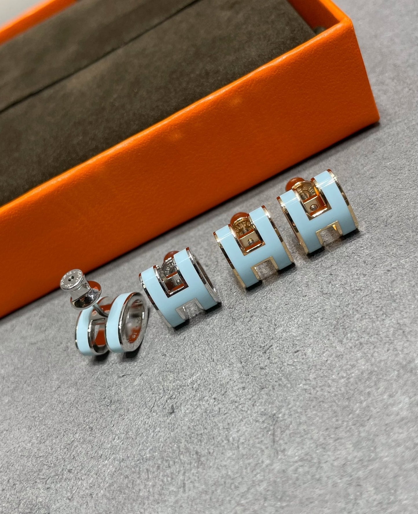 [AuraEcho Jewelry]POP H SKY BLUE STUD EARRINGS