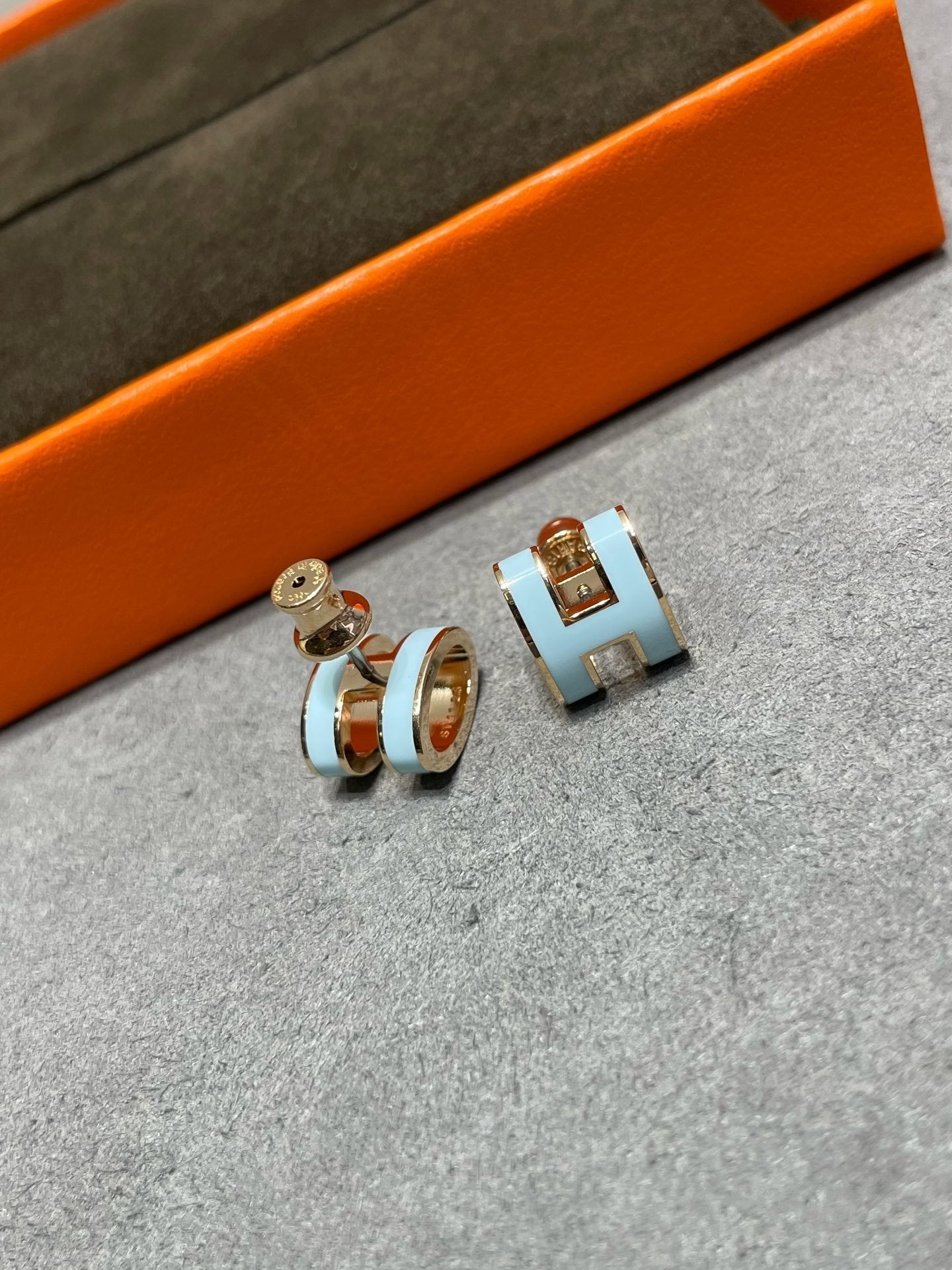 [AuraEcho Jewelry]POP H SKY BLUE STUD EARRINGS