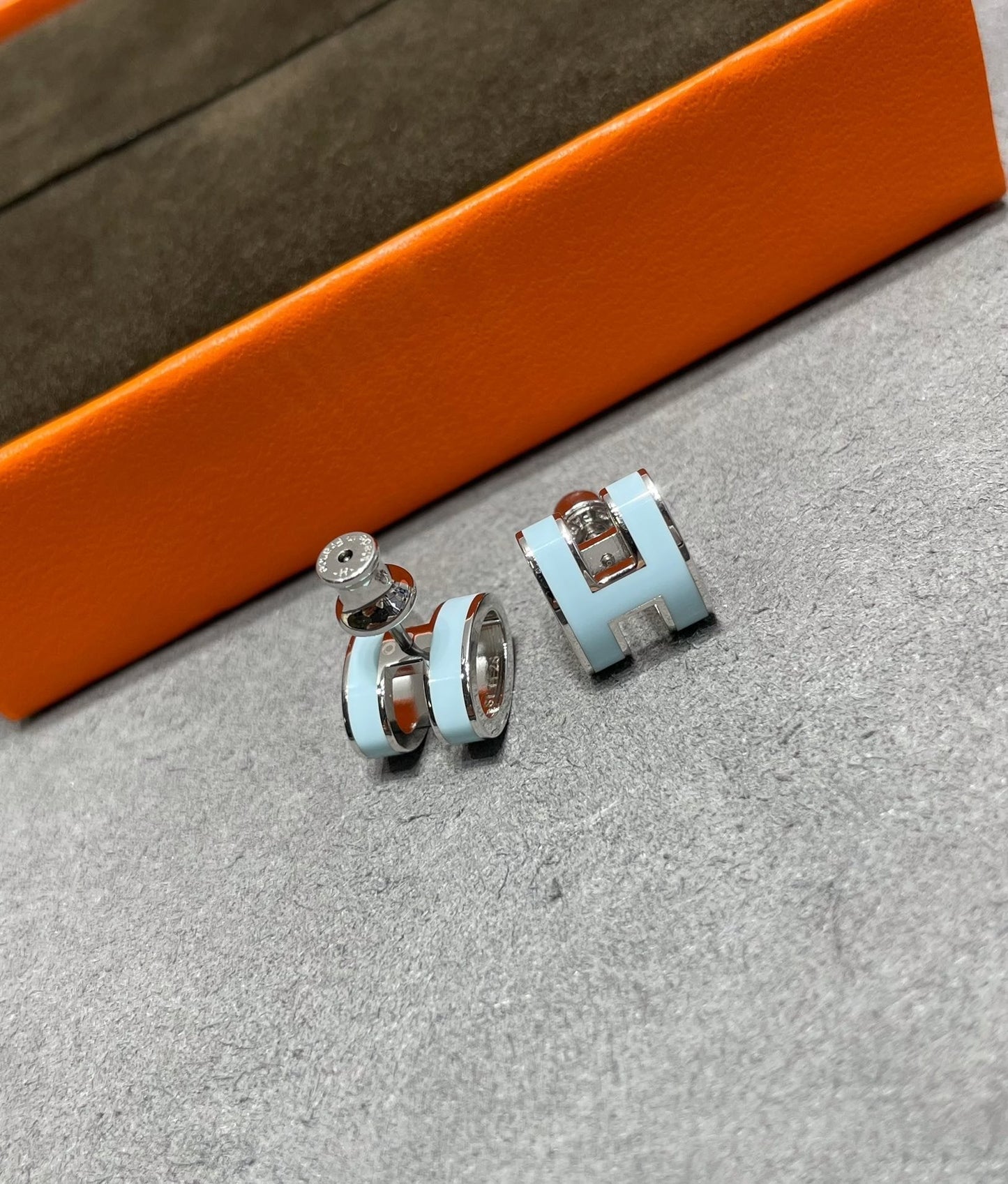 [AuraEcho Jewelry]POP H SKY BLUE STUD EARRINGS