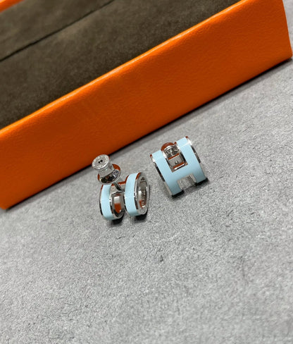 [AuraEcho Jewelry]POP H SKY BLUE STUD EARRINGS