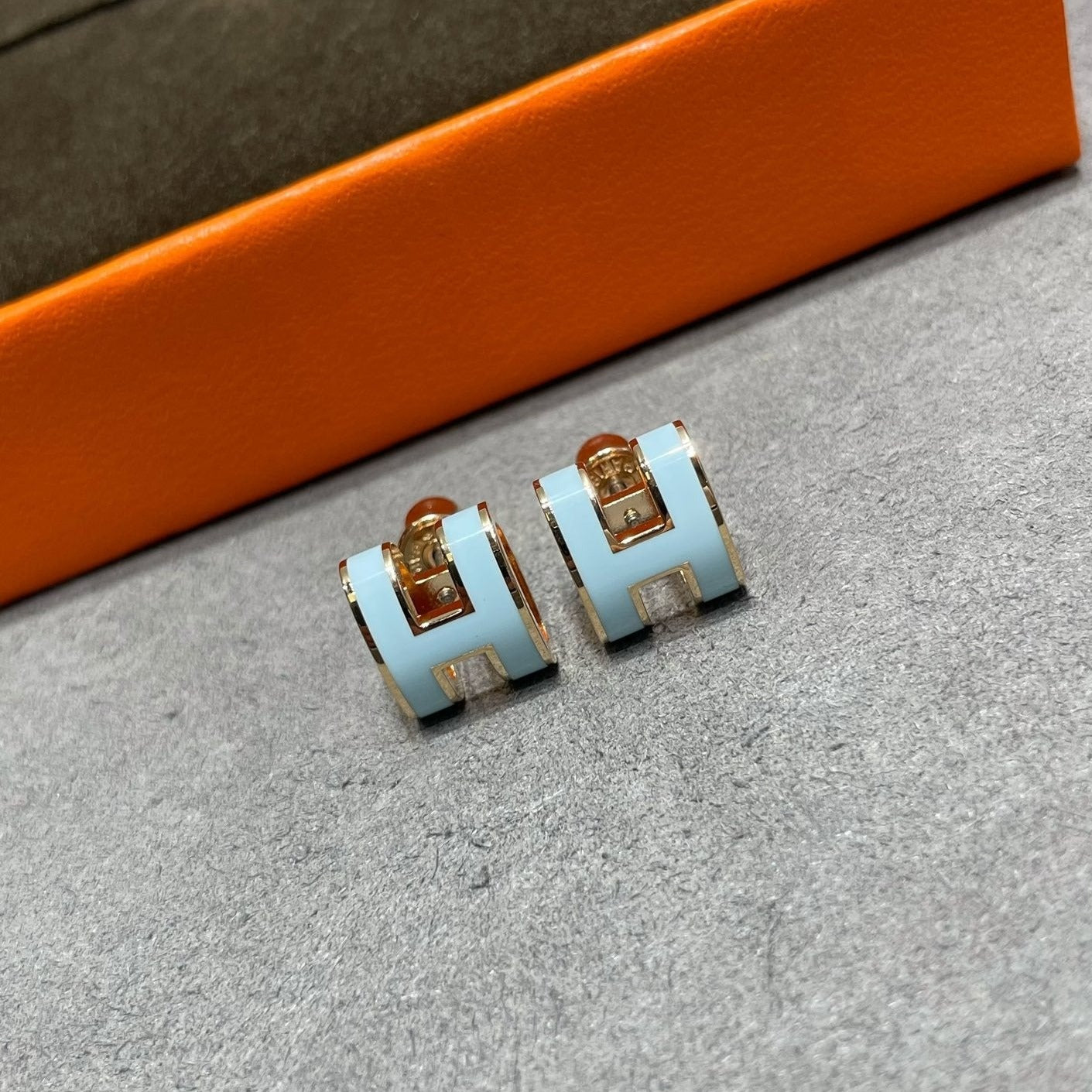[AuraEcho Jewelry]POP H SKY BLUE STUD EARRINGS