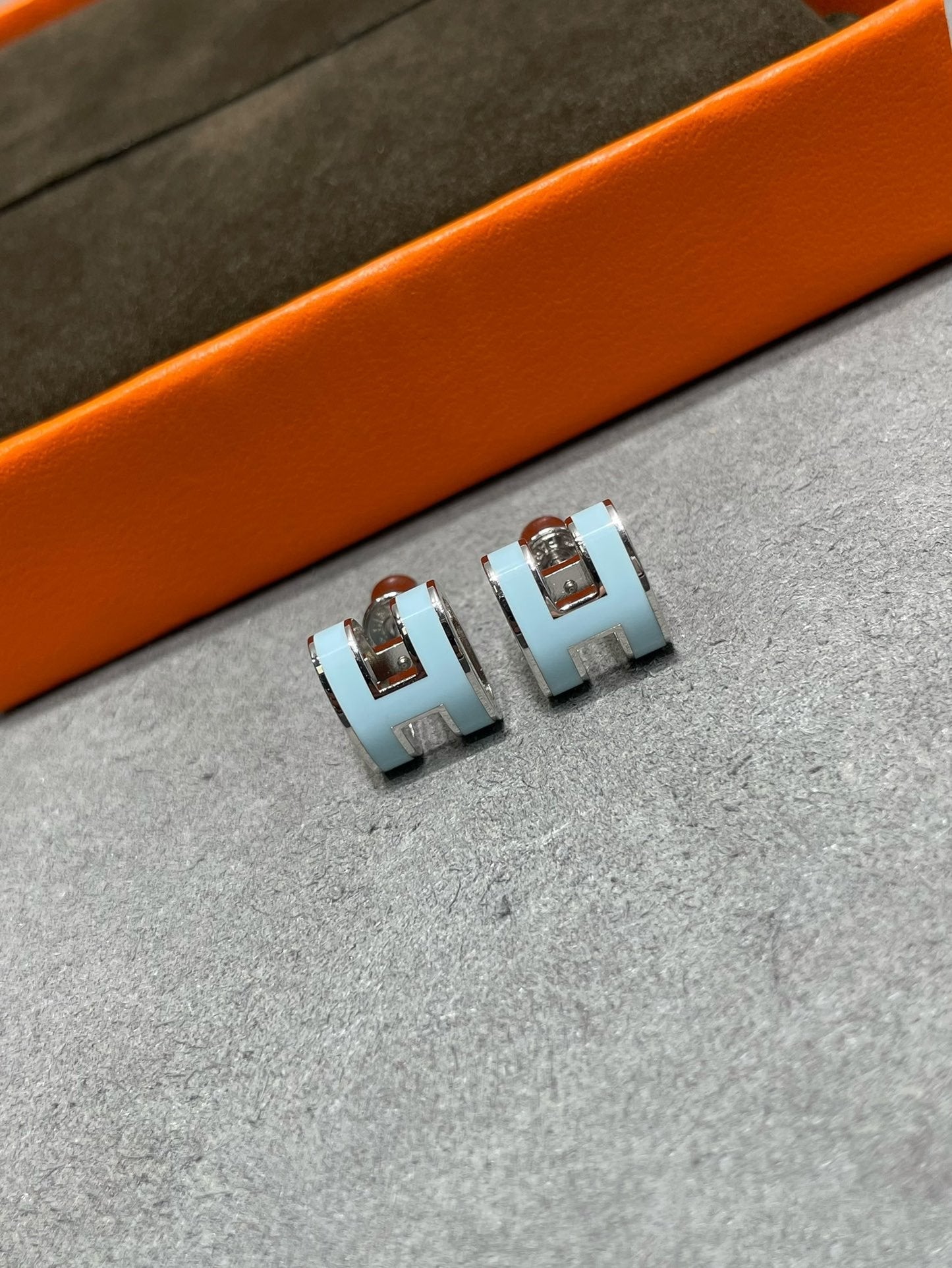 [AuraEcho Jewelry]POP H SKY BLUE STUD EARRINGS