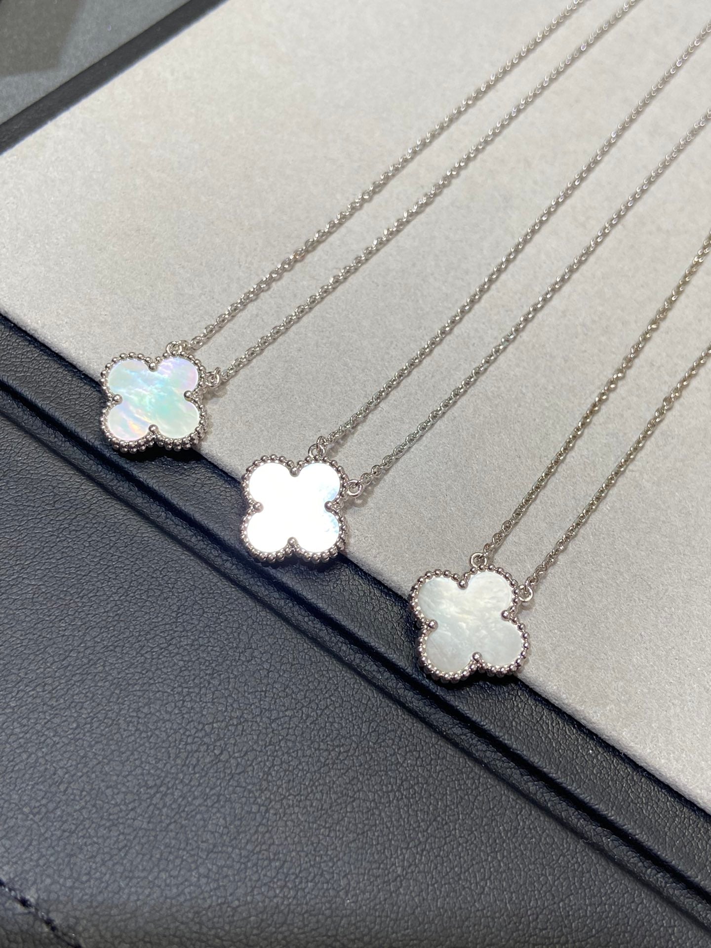 [AuraEcho Jewelry]CLOVER MEDIUM SILVER WHITE MOP NECKLACE
