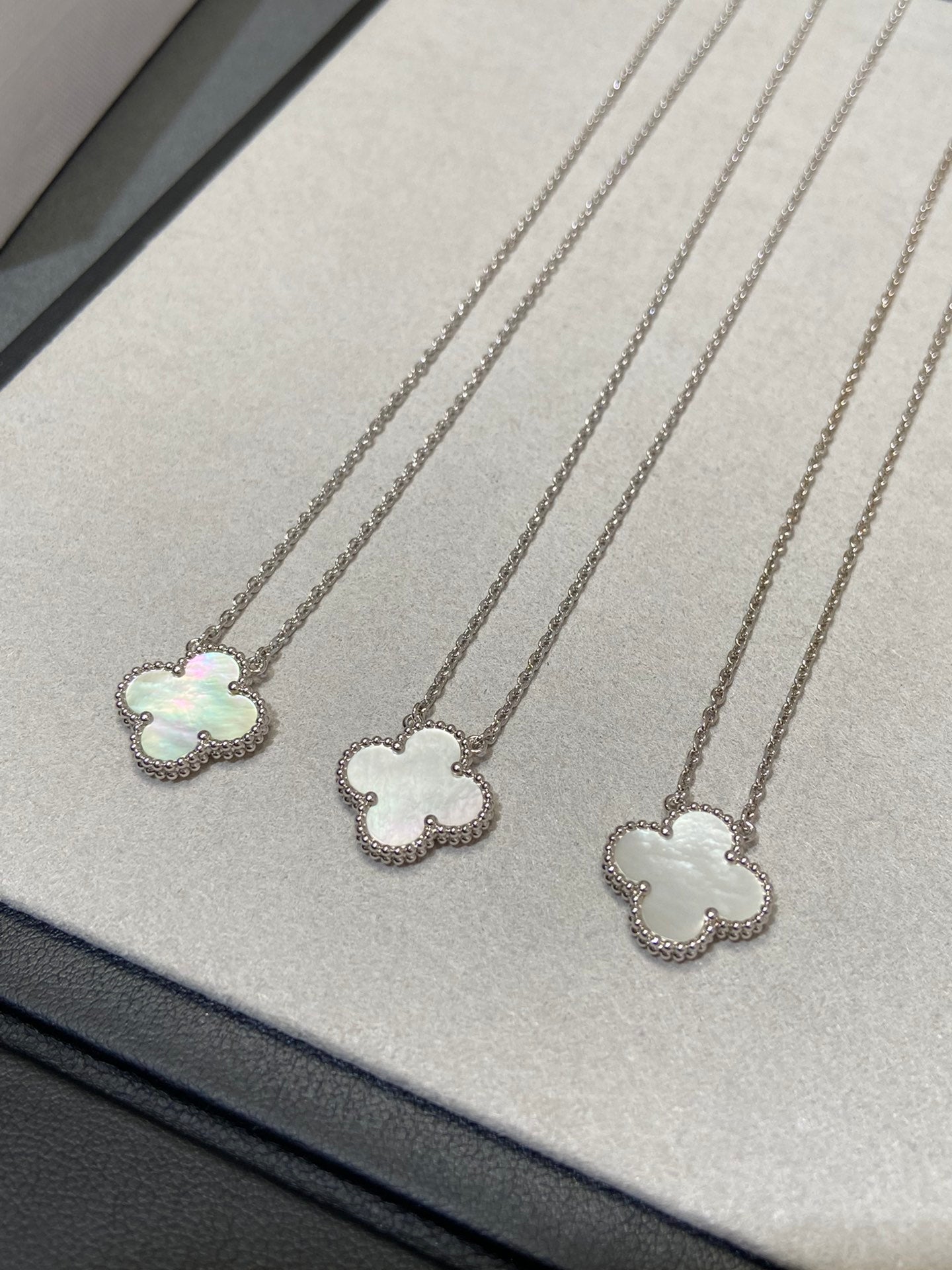 [AuraEcho Jewelry]CLOVER MEDIUM SILVER WHITE MOP NECKLACE