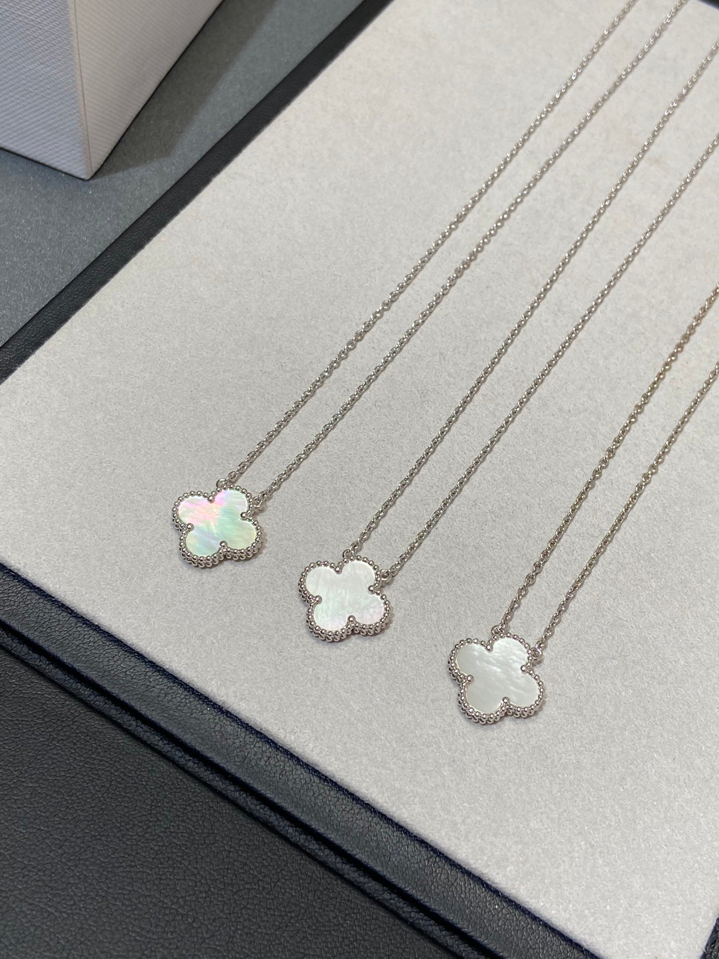 [AuraEcho Jewelry]CLOVER MEDIUM SILVER WHITE MOP NECKLACE