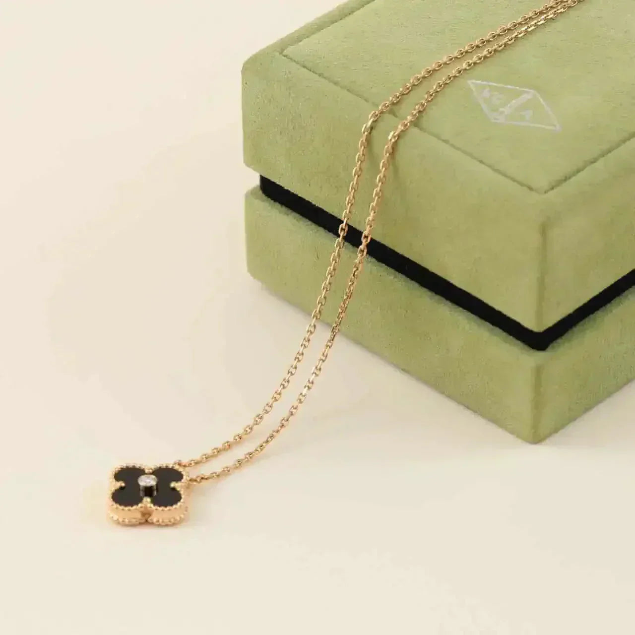 [AuraEcho Jewelry]CLOVER 15MM DIAMOND ONYX NECKLACE