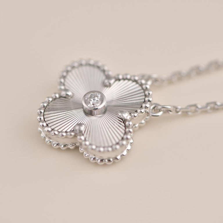 [AuraEcho Jewelry]CLOVER  15MM DIAMOND LASER NECKLACE SILVER