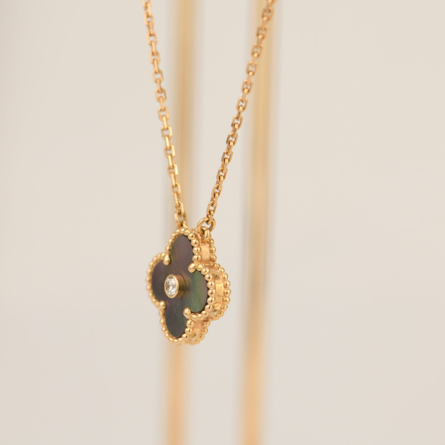 [AuraEcho Jewelry]CLOVER 15MM DIAMOND AND MOTHER-OF-GREY NECKLACE