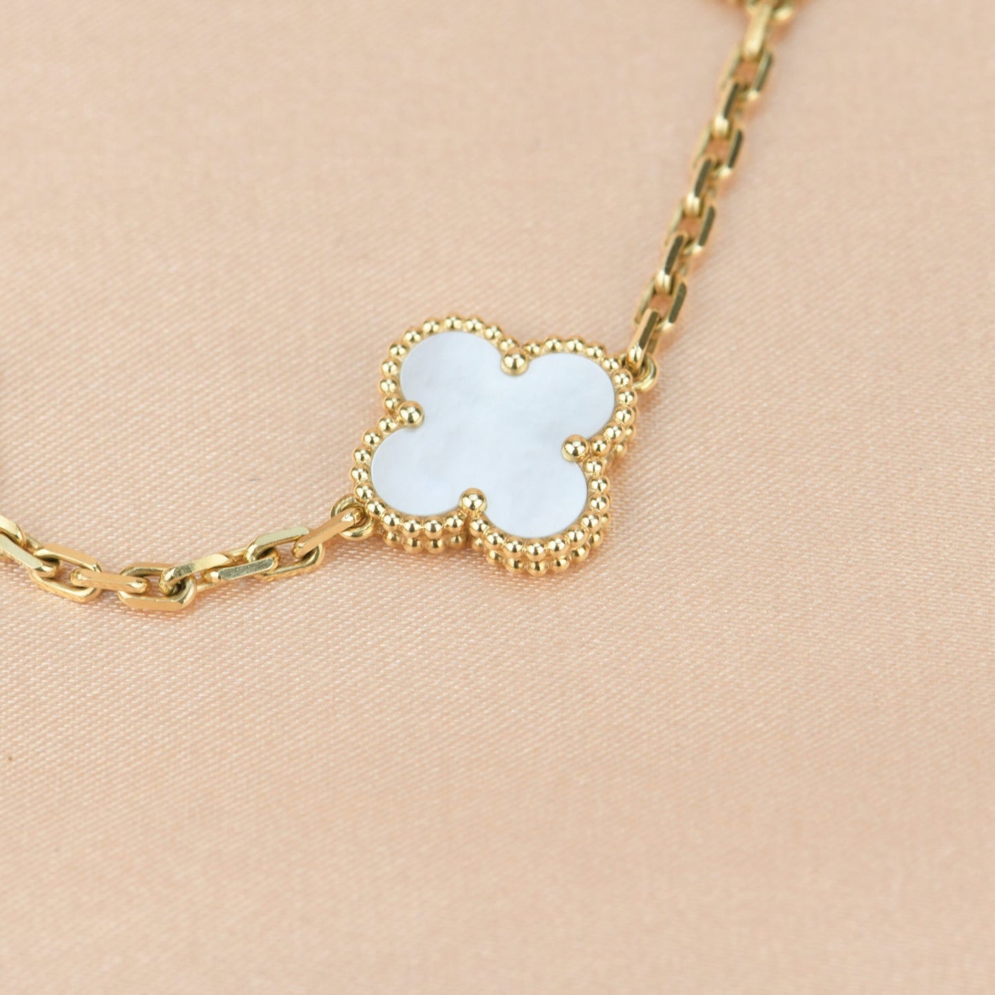 [AuraEcho Jewelry]CLOVER  5 MOTIF WHITE MOP BRACELET