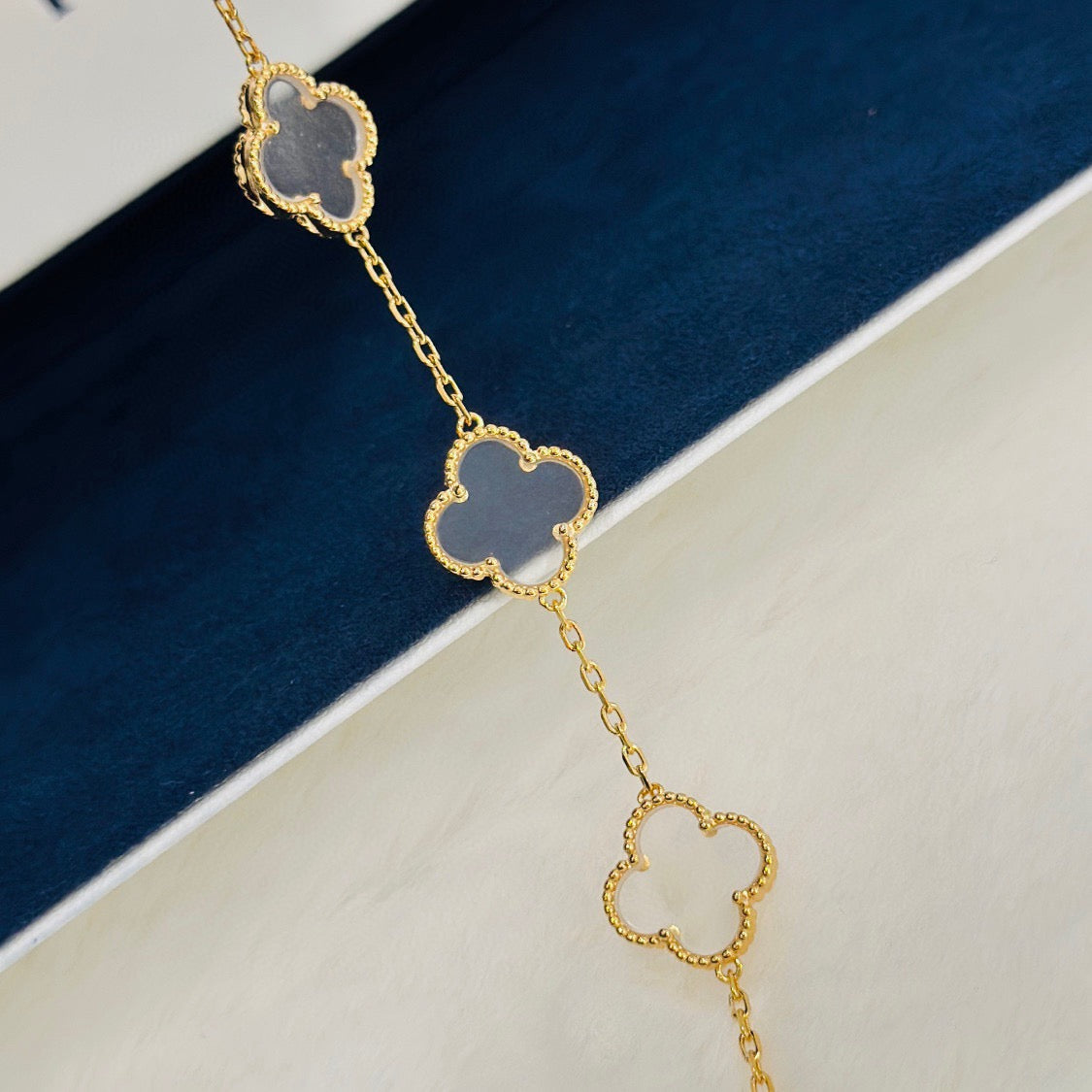 [AuraEcho Jewelry]CLOVER 5 MOTIF ROCK CRYSTAL PINK GOLD BRACELET