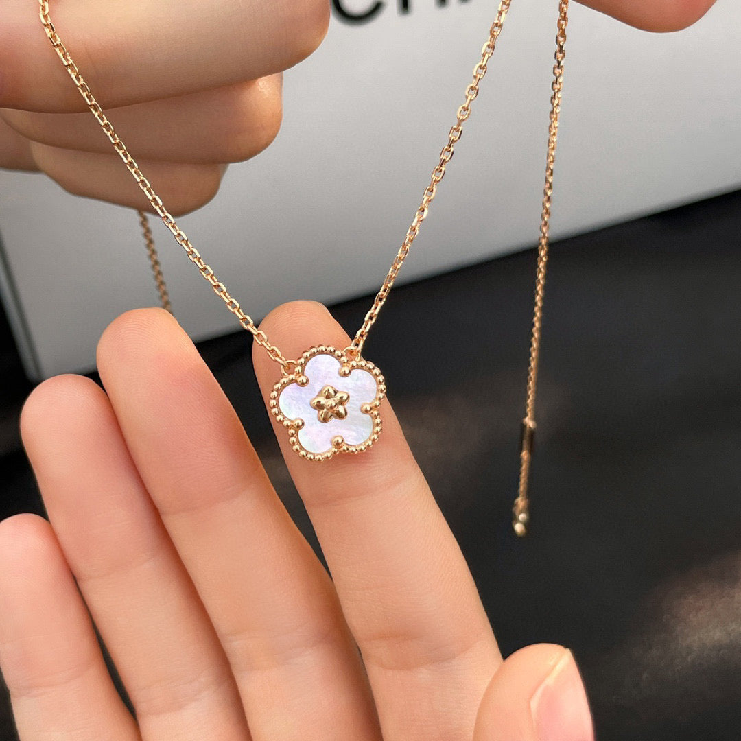 [AuraEcho Jewelry]LUCKY  WHITE MOP  PLUM BLOSSOM NECKLACE