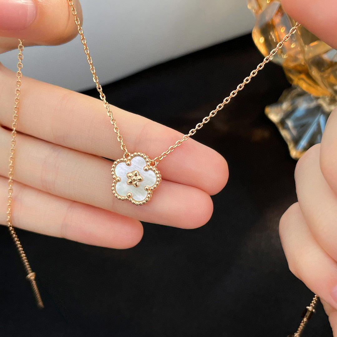 [AuraEcho Jewelry]LUCKY  WHITE MOP  PLUM BLOSSOM NECKLACE