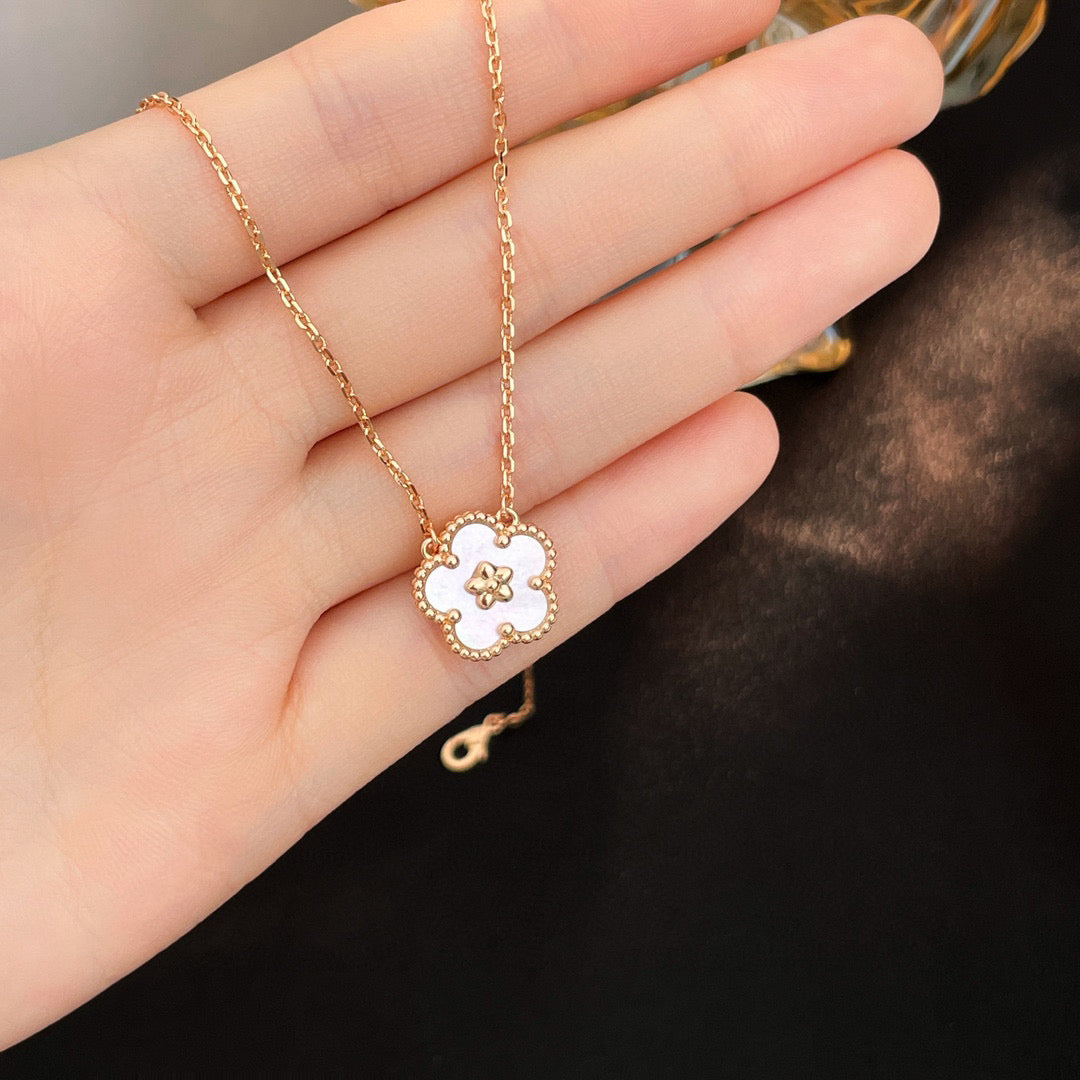 [AuraEcho Jewelry]LUCKY  WHITE MOP  PLUM BLOSSOM NECKLACE