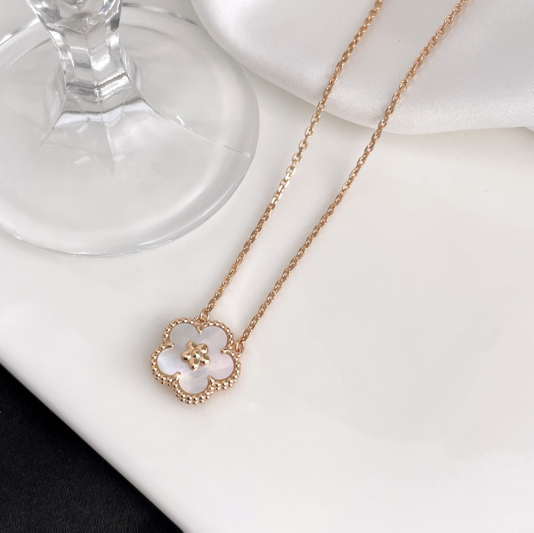 [AuraEcho Jewelry]LUCKY  WHITE MOP  PLUM BLOSSOM NECKLACE