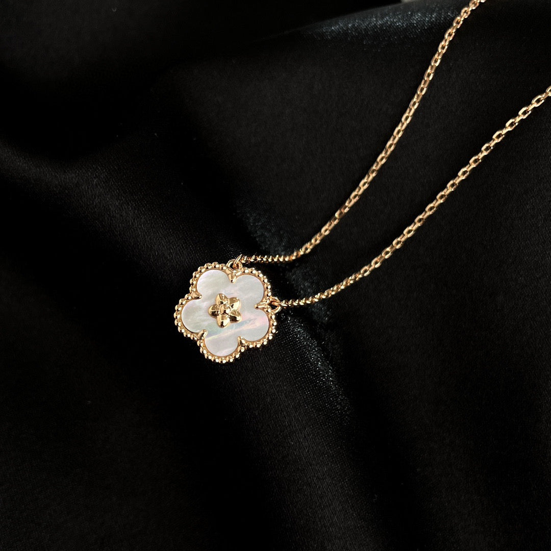 [AuraEcho Jewelry]LUCKY  WHITE MOP  PLUM BLOSSOM NECKLACE