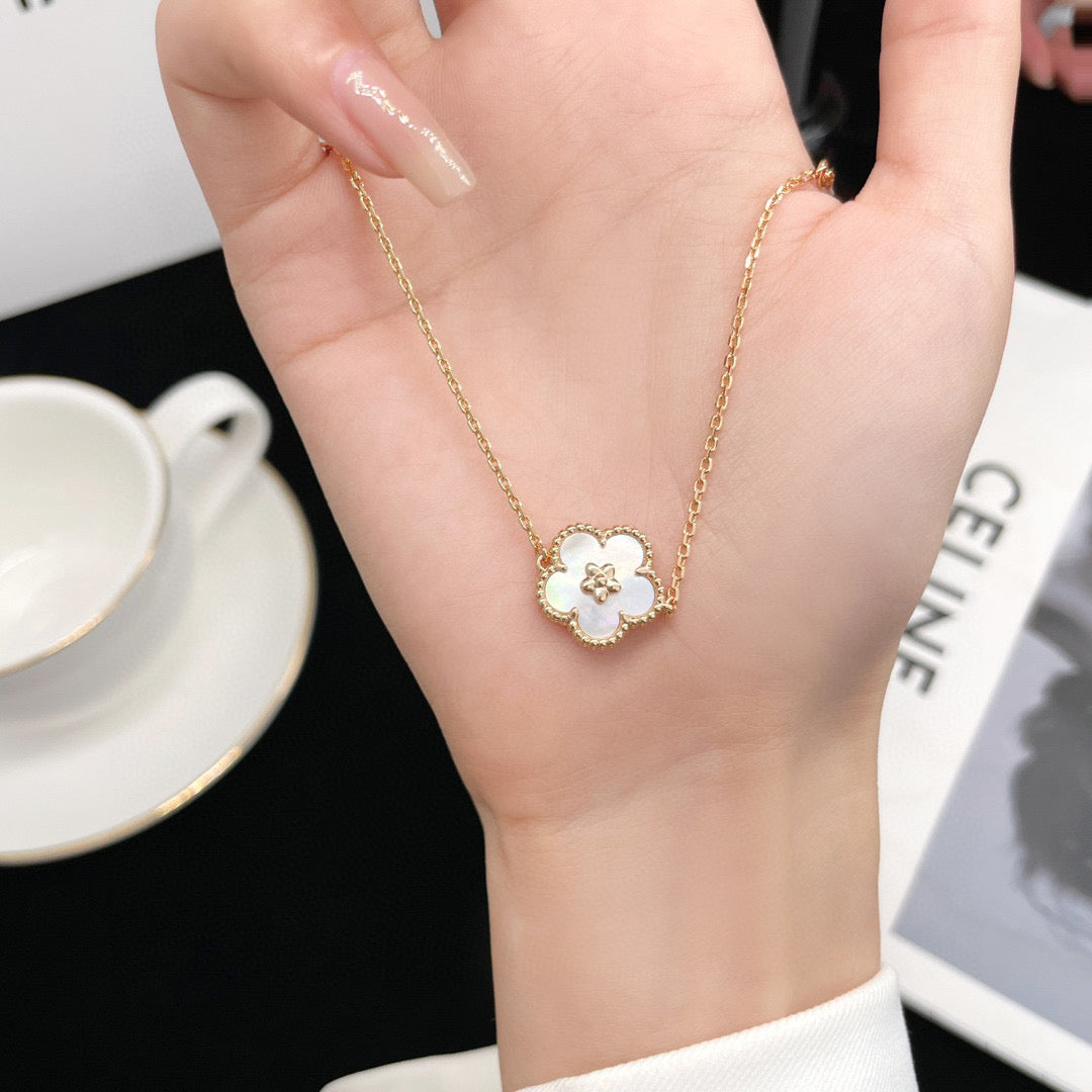 [AuraEcho Jewelry]LUCKY  WHITE MOP  PLUM BLOSSOM NECKLACE