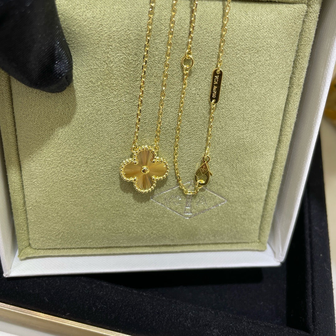 [AuraEcho Jewelry]CLOVER 15MM LASER NECKLACE