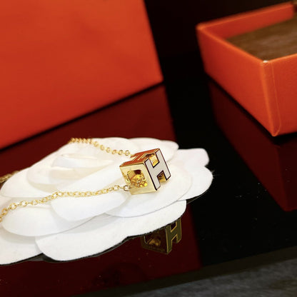 [AuraEcho Jewelry]H WHITE SQUARE GOLD NECKLACE